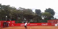 <p>Teliana Pereira em ação no saibro de Bogotá contra Mandy Minella</p>  Foto: WTA de Bogotá / Twitter