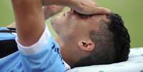 <p>Alex Telles se machucou em disputa com Gabriel</p>  Foto: Getty Images 