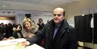 Favorito nas pesquisas, Pier Luigi Bersani (dir.), do Partido Democrático, votou em Piacenza  Foto: AFP