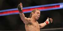 Urijah Faber comemora vit&oacute;ria no primeiro round contra Ivan Menjivar   Foto: Getty Images 