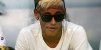<p>Neymar foi aconselhado por Daniel Alves a assinar com o Barcelona</p>  Foto: Guilherme Dionízio / Gazeta Press