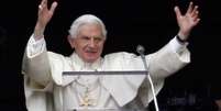 <p>Bento XVI saúda os fiéis reunidos na praça de São Pedro</p>  Foto: Reuters