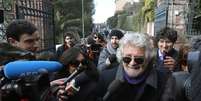 Beppe Grillo conversa com jornalistas após votar em seção eleitoral na localidade de Saint Ilario, perto de Gênova  Foto: AFP
