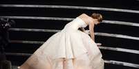 Jennifer Lawrence caiu ao receber o prêmio de Melhor Atriz, por 'O Lado Bom da Vida'.  Foto: Getty Images 