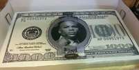 <p>Floyd Mayweather Jr. exibe bolo gigante com "nota de US$ 1 mil"</p>  Foto: Twitter