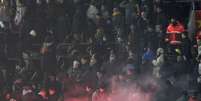 <p>Torcedores arremessaram sinalizador durante Barcelona x Real Madrid</p>  Foto: EFE