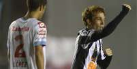 Bernard fez três dos cinco gols do Atlético-MG nesta terça-feira  Foto: AFP