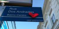 <p>Um cora&ccedil;&atilde;o de tecido &eacute; colado na placa da rua dos Andradas, a poucos metros da Boate Kiss, em Santa Maria, em homenagem &agrave;s v&iacute;timas do inc&ecirc;ndio</p>  Foto: Fernando Diniz / Terra