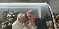 Bento XVI abençoa bebê durante desfile de papamóvel ao chegar à Praça São Pedro   Foto: Reuters