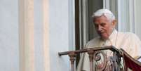 Bento XVI se recolher ao interior da resid&ecirc;ncia papal de Castel Gandolfo ap&oacute;s aben&ccedil;oar os fi&eacute;is pela &uacute;ltima vez antes do t&eacute;rmino de seu papado. N&atilde;o se sabe se ele voltar&aacute; a ser visto em p&uacute;blico  Foto: Reuters