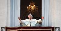 Bento XVI acena para fi&eacute;is da sacada da resid&ecirc;ncia papal em Castel Gandolfo   Foto: Reuters
