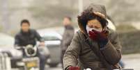 Autoridades ambientais recomendaram a moradores de Pequim que permaneçam em casa devido ao alto nível de poluição  Foto: Reuters