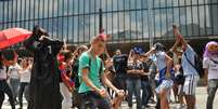 <p>Um grupo de pessoas se reuniu na Avenida Paulista para gravar sua versão de Harlem Shake</p>  Foto: J. Duran Machfee / Futura Press