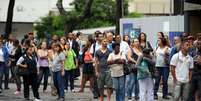 Ponto de &ocirc;nibus ficam lotados devido &agrave; greve de motoristas e cobradores na manh&atilde; desta sexta-feira, no Rio de Janeiro   Foto: Reynaldo Vasconcelos / Futura Press