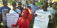 Mulher com o corpo todo pintado de vermelho protesta em frente ao Fórum de Contagem  Foto: Cirilo Junior / Especial para Terra