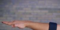 <p>Pulseira MYO é capaz de ler os movimentos dos dedos através dos músculos do braço do usuário</p>  Foto: MYO/YouTube.com / Reprodução