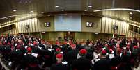 Cardeais se reúnem para conversas preliminares sobre o Conclave no Vaticano nesta segunda-feira  Foto: AFP