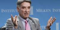 Presidente e CEO do Grupo EBX, Eike Batista, fala durante painel de discuss&atilde;o na confer&ecirc;ncia global do Instituto Milken, em Beverly Hills. Eike Batisa despencou da 7&ordf; para a 100&ordf; posi&ccedil;&atilde;o na nova edi&ccedil;&atilde;o da lista de bilion&aacute;rios da revista Forbes, que continua tendo o mexicano Carlos Slim como o homem mais rico do mundo. 30/04/2012  Foto: Mario Anzuoni / Reuters
