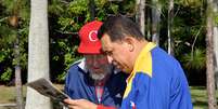 Em 2011, Chávez aparece lendo o jornal Granma ao lado de Fidel, dissipando rumores de que o venezuelano estaria muito doente ou morto após passar por uma cirurgia em Havana  Foto: AFP