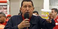 Chávez, durante o lançamento de uma linha estatal de alimentos: legado econômico ambíguo  Foto: AFP