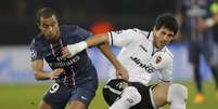 <p>Lucas e Mathieu brigam por bola em Paris; brasileiro teve atuação tímida</p>  Foto: Reuters