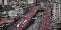 <p>Milhares de apoiadores seguem cortejo de Chávez até a Academia Militar, onde o corpo do presidente será velado até sexta-feira</p>  Foto: Reuters