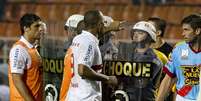 <p>Uma discussão aparentemente tranquila entre Luís Fabiano e o árbitro Wilmar Roldán após o jogo ficou acalorada e causou a expulsão do camisa 9 são-paulino</p>  Foto: Bruno Santos / Terra