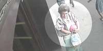 Nas imagens, uma mulher tira de uma sacola o crânio enrolado em um tecido e o deixa na entrada do prédio  Foto: Polícia Civil SP / Divulgação