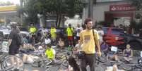 <p>Ciclistas se reuniram na tarde deste domingo para protestar em frente ao distrito policial para onde o motorista responsável por atropelar um homem que andava de bicicleta foi encaminhado</p>  Foto: Daniel Fernandes / Terra