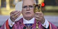 Dom Odilo oferece a &oacute;stia aos fi&eacute;is presentes &agrave; missa celebrada em Roma.  Foto: AFP