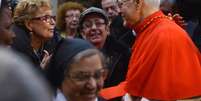 Scherer conversa com fiéis após a missa na igreja romana de Santo André  Foto: AFP