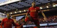 Gerrard comemora o gol da vitória do Liverpool contra o Tottenham  Foto: Reuters