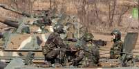 <p>Soldado sul-coreano senta em tanque durante exerc&iacute;cio militar conjunto entre tropas de seu pa&iacute;s e dos Estados Unidos em Paju, nas proximidades da fronteira com a Coreia do Norte</p>  Foto: AP