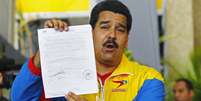 Nicolas Maduro apresenta documento que mostra que sua candidatura foi registrada oficialmente  Foto: Reuters