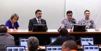 O tenente-coronel Vitor Hugo Cordeiro (centro) participa de audi&ecirc;ncia p&uacute;blica na C&acirc;mara  Foto: Antonio Araujo / Ag&ecirc;ncia C&acirc;mara