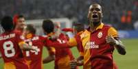 Drogba comemora gol do Galatasaray em emocionante partida contra o Schalke 04 pelas oitavas de final da Liga dos Campeões  Foto: Reuters