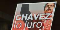 <p>Mensagens de apoio ao candidato chavista são vistas em toda a fila</p>  Foto: AFP