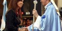 O cardeal argentino Jorge Mario Bergoglio foi escolhido o novo papa Francisco. Em 2008, a foto mostra o ent&atilde;o cardeal com a presidente argentina, Cristina Kirchner  Foto: AP