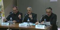 O porta-voz do Vaticano, Federico Lombardi (centro), concede entrevista coletiva no Vaticano  Foto: FramePhoto