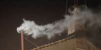 Imagem retirada de vídeo mostra a fumaça branca saindo da chaminé da Capela Sistina  Foto: AP