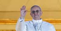 O papa Francisco faz seu primeiro pronunciamento para milhares de pessoas na Pra&ccedil;a S&atilde;o Pedro ap&oacute;s ser escolhido o novo l&iacute;der da Igreja Cat&oacute;lica  Foto: AFP
