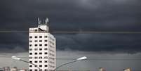 <p>Nuvens carregadas cobrem a zona sul de S&atilde;o Paulo: tempo seco prejudicou a qualidade do ar</p>  Foto: Renato S. Cerqueira / Futura Press