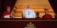 <p>O cardeal argentino Jorge Mario Bergoglio, já com a batina papal, se apresenta como papa Francisco</p>  Foto: Getty Images 