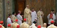 Papa Francisco entra na Capela Sistina para sua primeira missa  Foto: AP