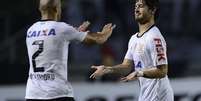 Pato comemora com Alessandro, um dos destaques do Corinthians na partida  Foto: Ricardo Matsukawa / Terra