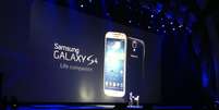 Telão mostra o design do novo aparelho da Samsung  Foto: André Naddeo / Terra