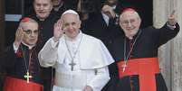 <p>Ao lado de cardeais, Papa Francisco acena para fot&oacute;grafos durante visita &agrave; Bas&iacute;lica de Santa Maria Maggioreno in&iacute;cio da manh&atilde; desta quinta-feira</p>  Foto: Reuters