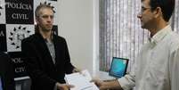 <p>Peritos do IGP entregam laudos sobre o inc&ecirc;ndio na Boate Kiss ao delegado Sandro Meinerz</p>  Foto: Pol&iacute;cia Civil RS / Divulga&ccedil;&atilde;o
