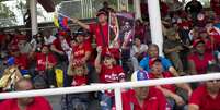 <p>Centenas de pessoas se preparam para acompanhar o cortejo fúnebre que levará o caixão de Hugo Chávez</p>  Foto: EFE