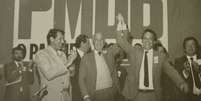 <p>Franco Montoro (centro), Orestes Quércia (esq.) e Fernando Henrique Cardoso (dir.), em evento do PMDB. Os dois primeiros foram governador e vice nas primeiras eleições diretas em 1982</p>  Foto: Reprodução